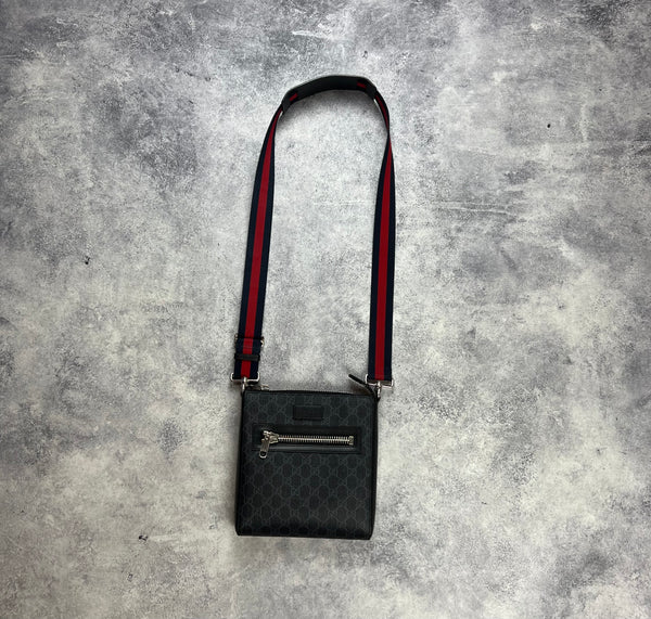 Gucci small GG supreme messenger bag